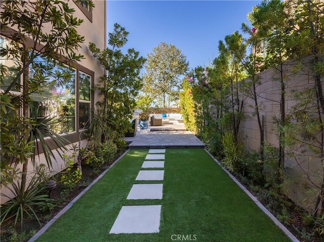 view of yard featuring an outdoor hangout area and a patio area