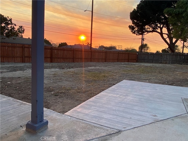 view of yard at dusk