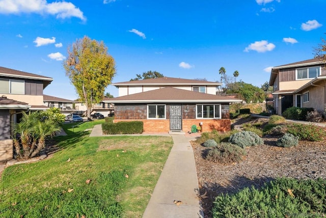 view of front facade featuring a front yard