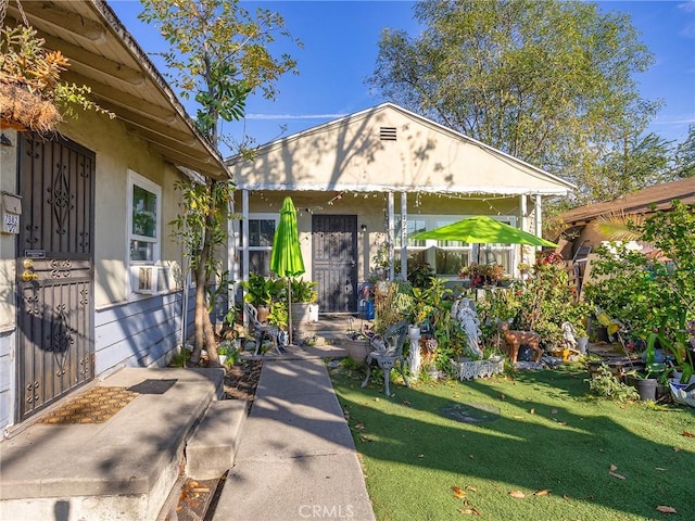 view of front of house featuring a front yard