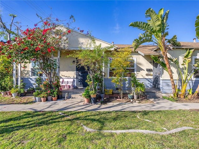 view of front of home featuring a front yard