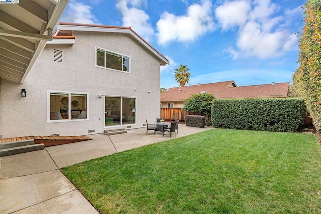 view of yard featuring a patio