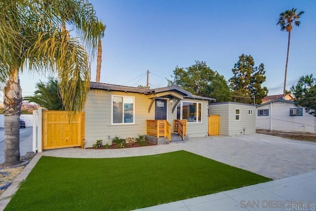 view of front of home featuring a front yard