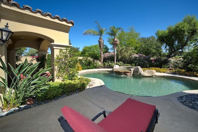 view of swimming pool with an in ground hot tub and a patio