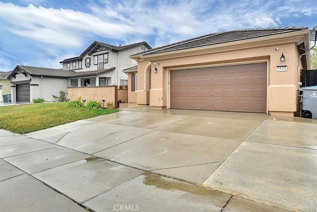 view of front facade featuring a garage and a front yard