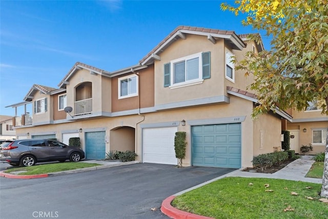 townhome / multi-family property featuring a garage