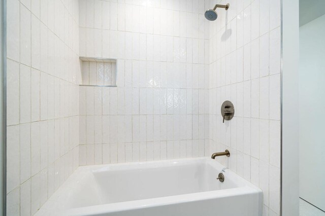 bathroom featuring tiled shower / bath combo