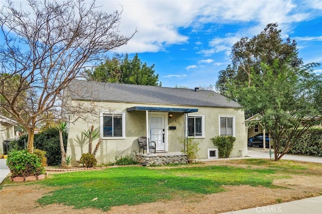 bungalow featuring a front lawn