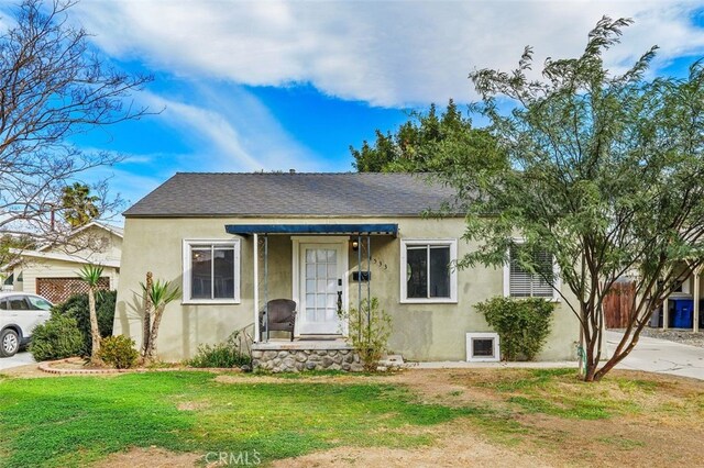 view of front of house with a front yard