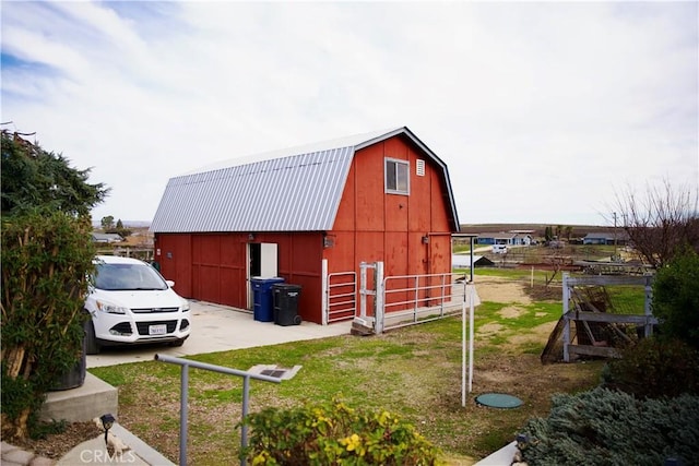 view of barn featuring a lawn