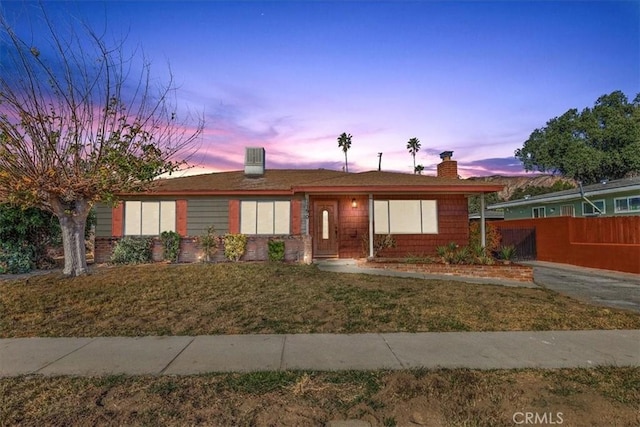 single story home featuring a lawn