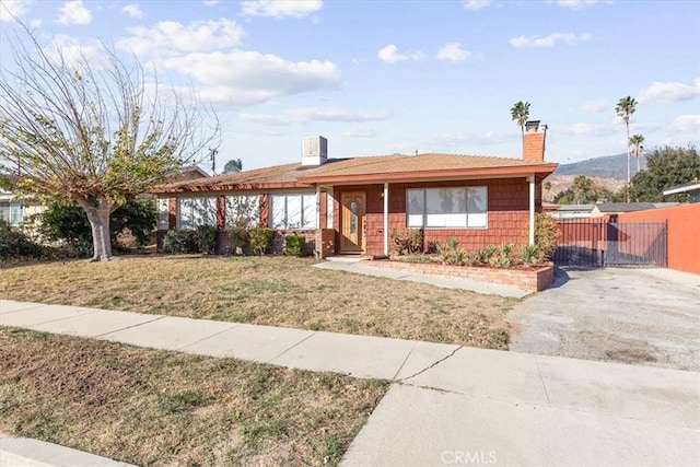 view of front of house featuring a mountain view