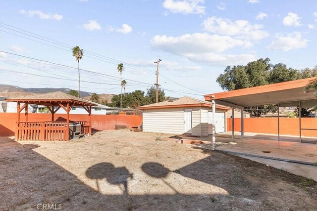 view of yard with a storage shed