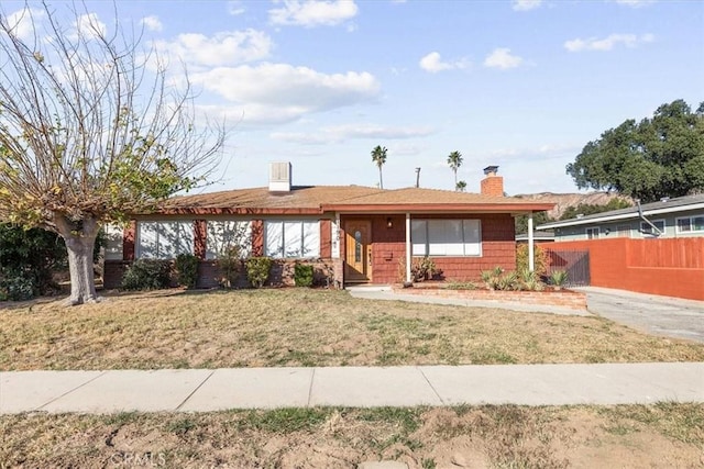 single story home featuring a front yard