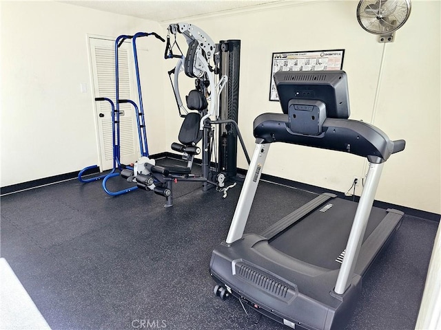 workout room featuring baseboards