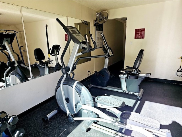 exercise room featuring baseboards