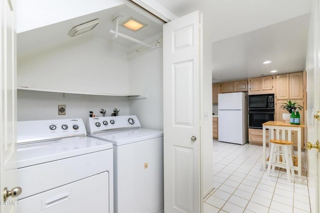 laundry room featuring light tile patterned floors and washing machine and clothes dryer