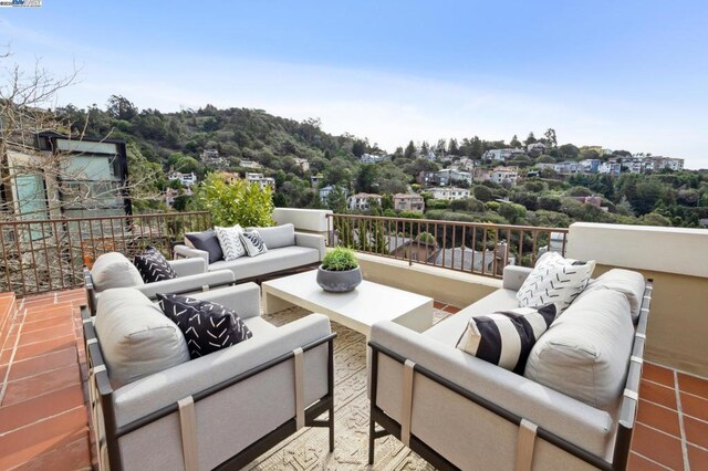 balcony featuring an outdoor hangout area