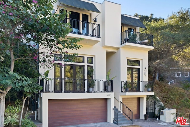 view of front facade with a garage