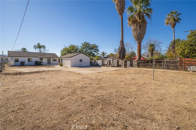 view of yard with an outdoor structure