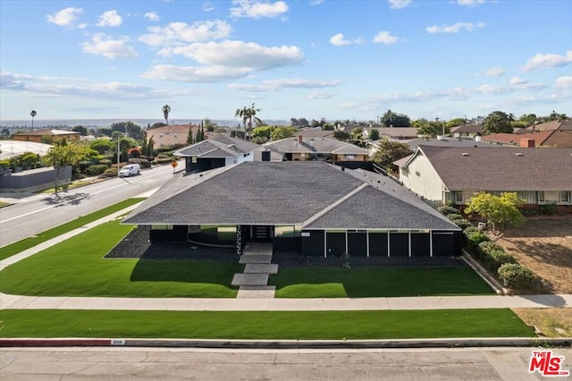 view of front of home featuring a front lawn