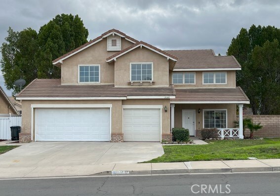 view of front of home with a front yard and a garage