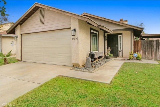 view of front of house featuring a front lawn and a garage