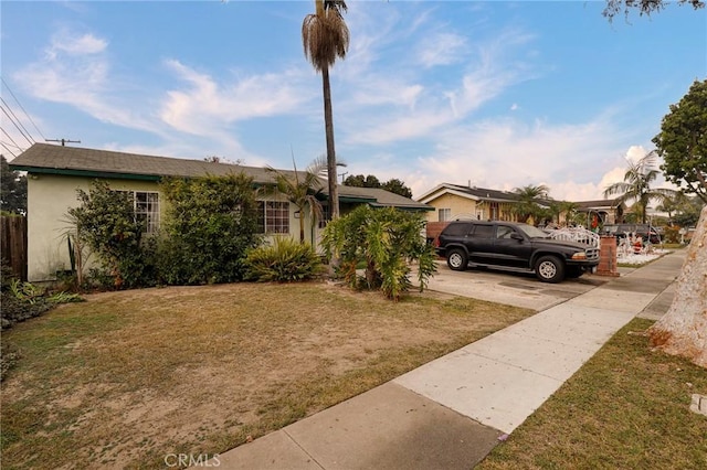 view of front of property featuring a front lawn