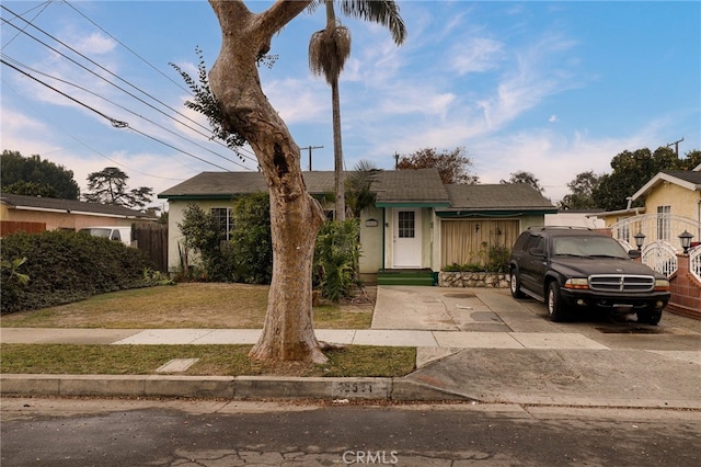 view of front facade with a front yard