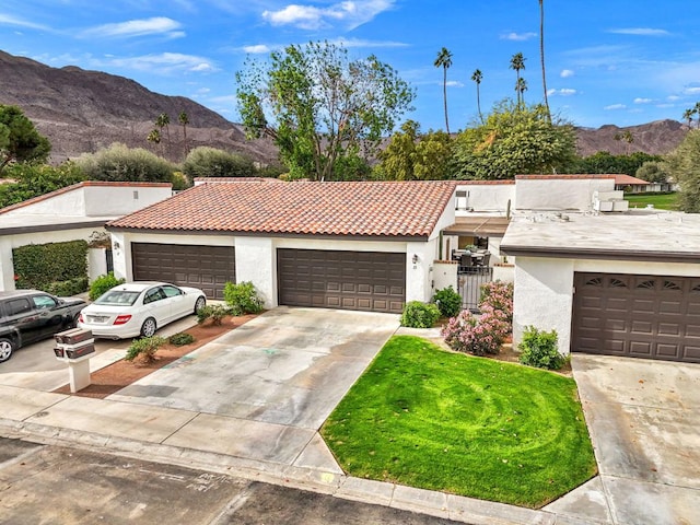 view of front of property featuring a mountain view