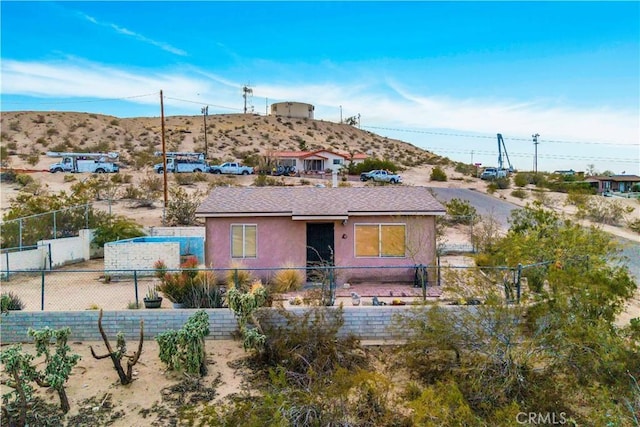 view of front of house featuring a mountain view