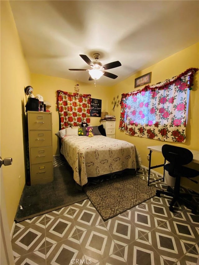 bedroom with ceiling fan