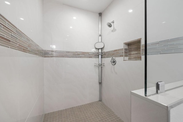 bathroom featuring a tile shower