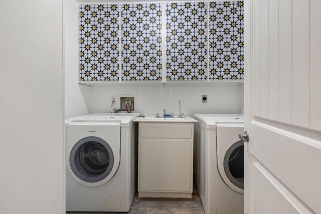 laundry room with cabinets and washing machine and clothes dryer