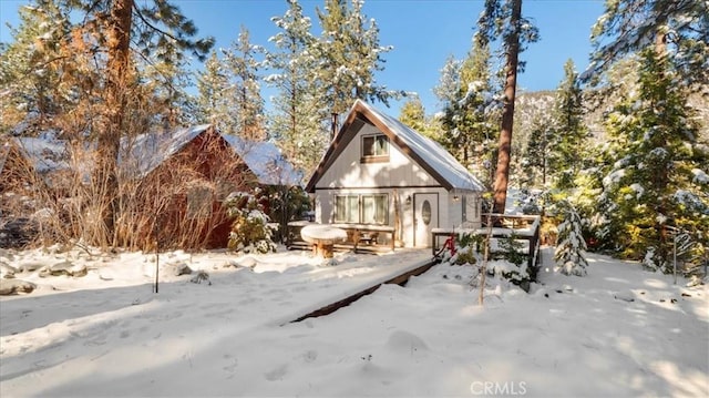 view of front of house featuring an outdoor structure