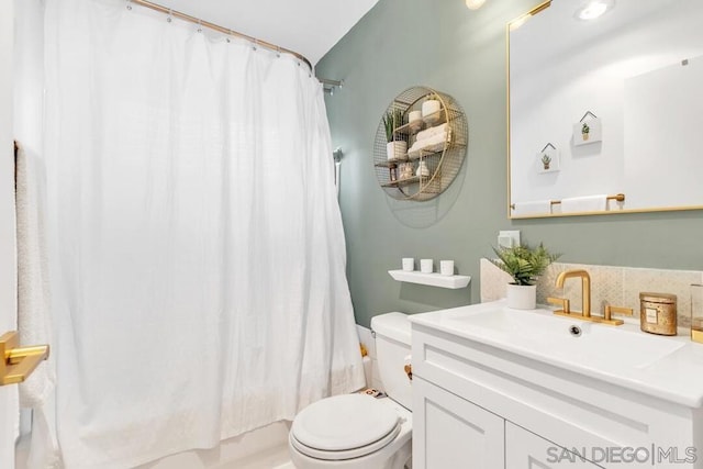 full bathroom featuring vanity, toilet, shower / bathtub combination with curtain, and backsplash