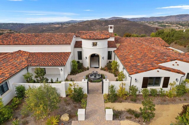 view of front of house featuring a mountain view