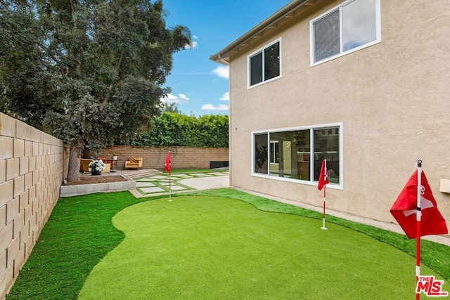 view of yard featuring a patio area