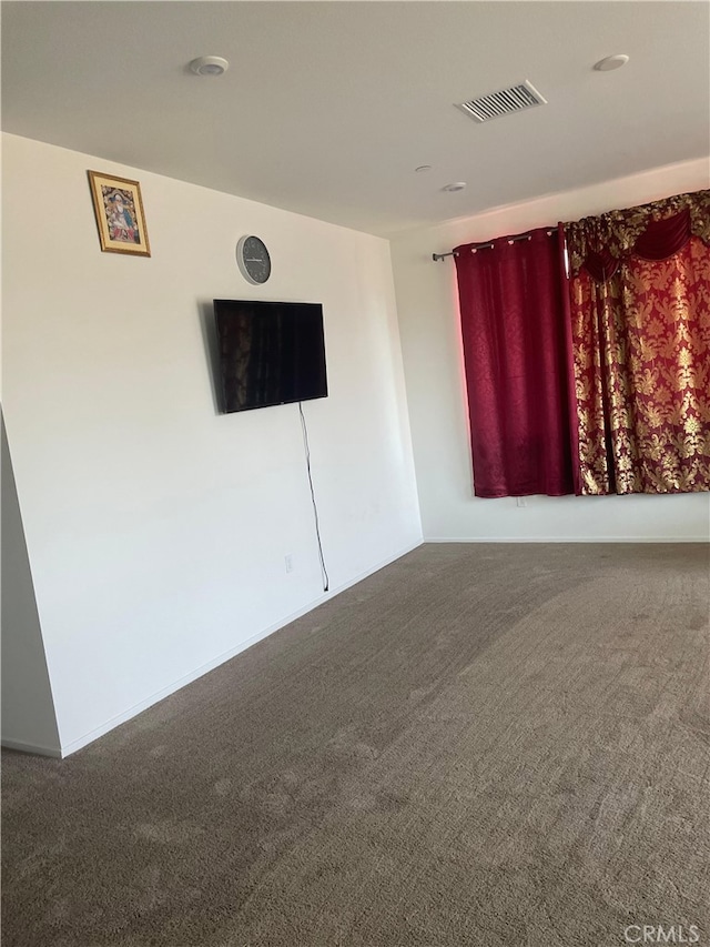 unfurnished room with carpet