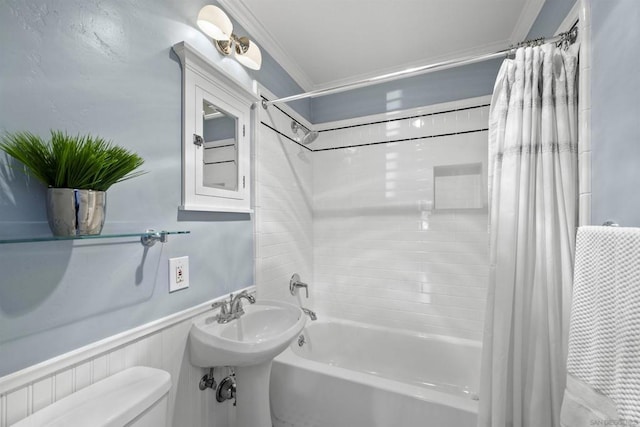 bathroom featuring crown molding, toilet, and shower / bath combo