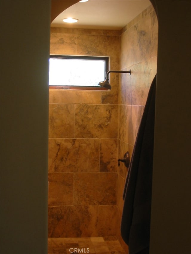 bathroom featuring tiled shower