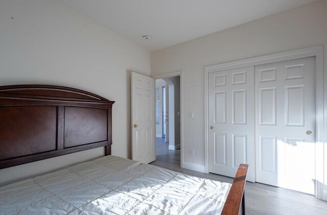 unfurnished bedroom featuring light wood-type flooring and a closet