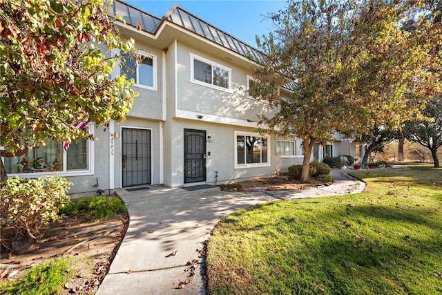 view of front of house with a front lawn