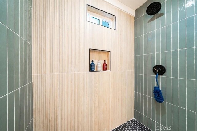 bathroom featuring a tile shower