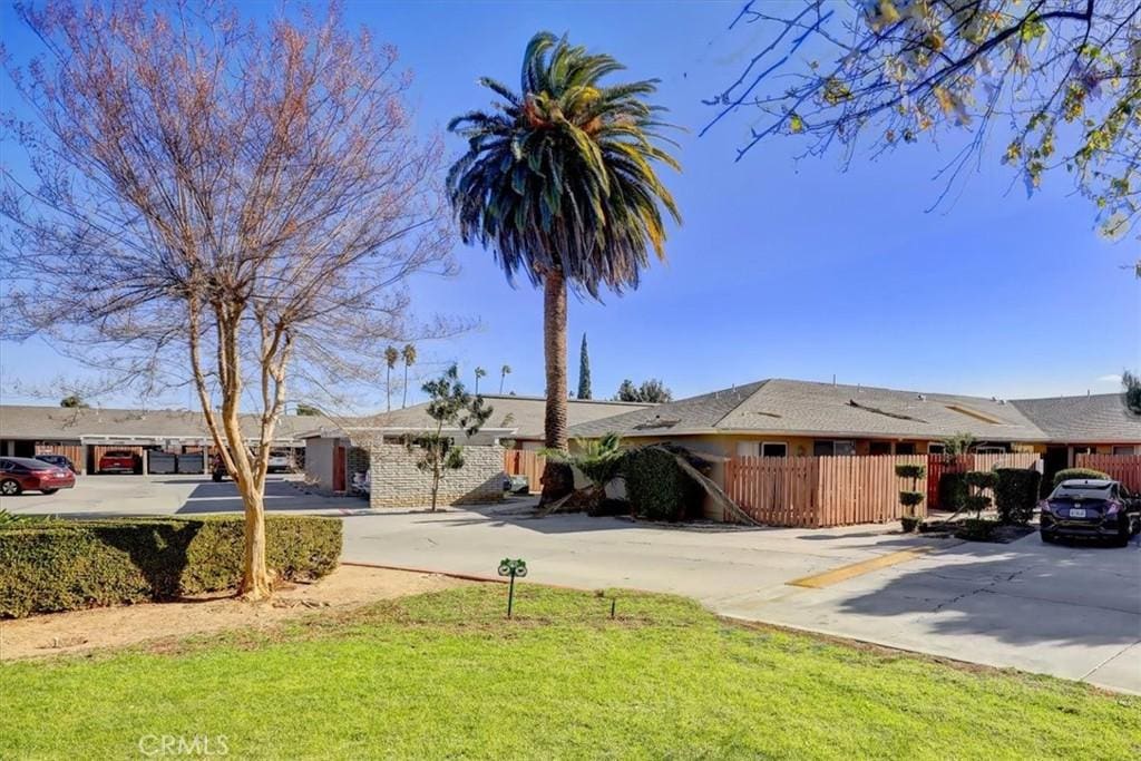 ranch-style home with a front yard