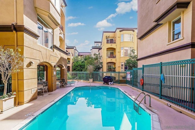 view of swimming pool