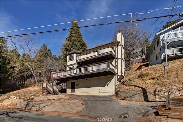 view of front facade featuring a wooden deck