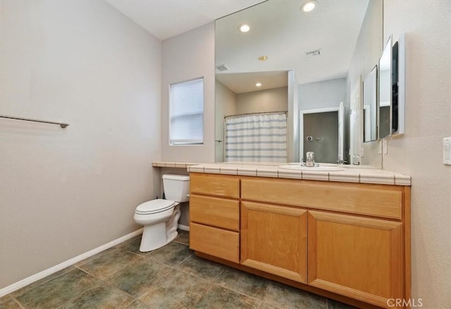 full bathroom with curtained shower, visible vents, toilet, vanity, and baseboards