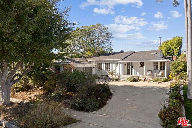 ranch-style home featuring covered porch