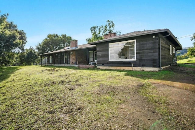 view of front of property featuring a front lawn